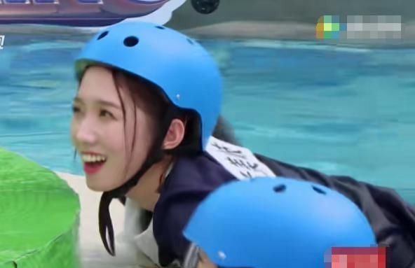 孟美岐“生理期”還下水錄跑男當(dāng)注意她坐下的姿勢(shì)，女生看了都懂