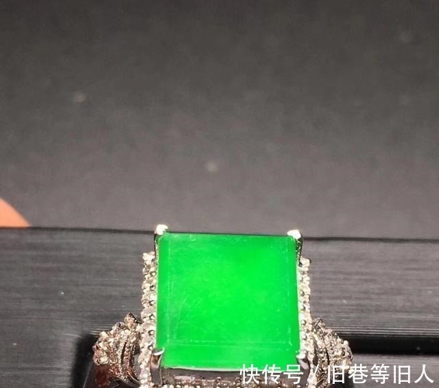 梁女士 梁女士戴着刚买的手镯去蒸桑拿,第二天就后悔了!