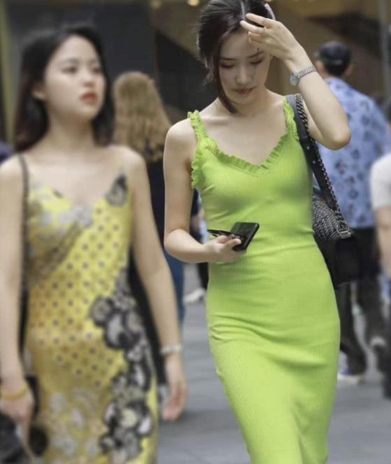 时尚|街拍:气质高雅的小姐姐,粉色上衣配牛仔裤,时尚魅力十足