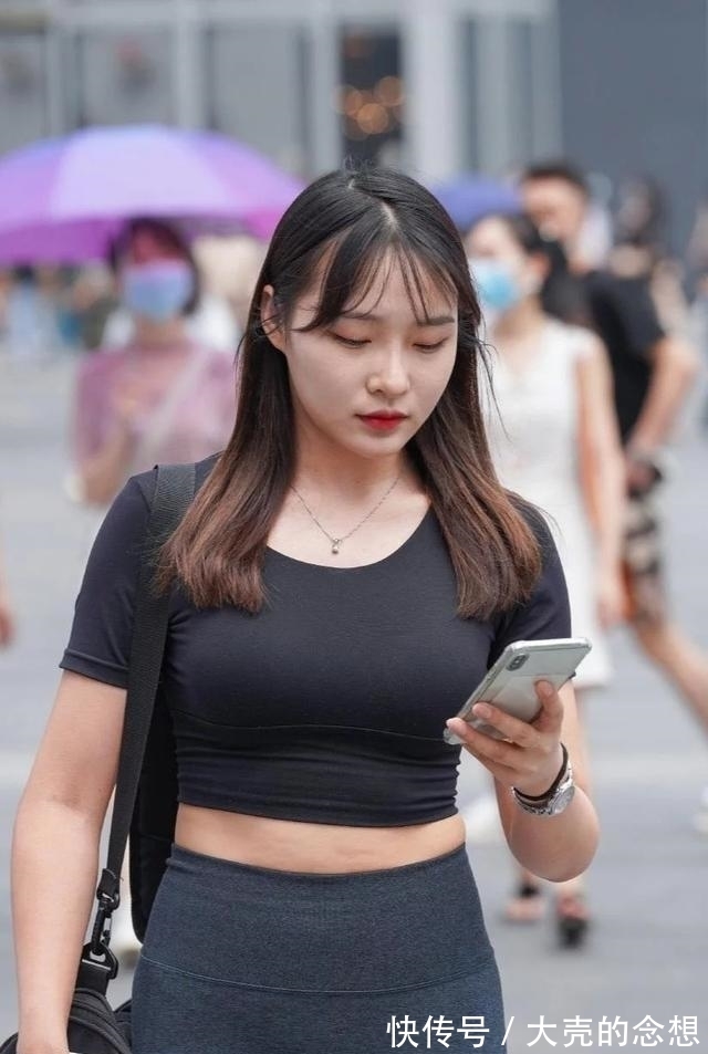 喇叭裤 V领露脐T恤搭配牛仔喇叭裤,时尚大气惹人爱,御姐范十足!