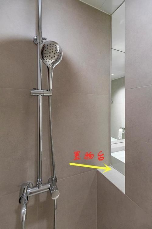 玻璃|卫生间隔断砌一半，坚持掏空装玻璃，朋友：这么实用给师傅涨工资