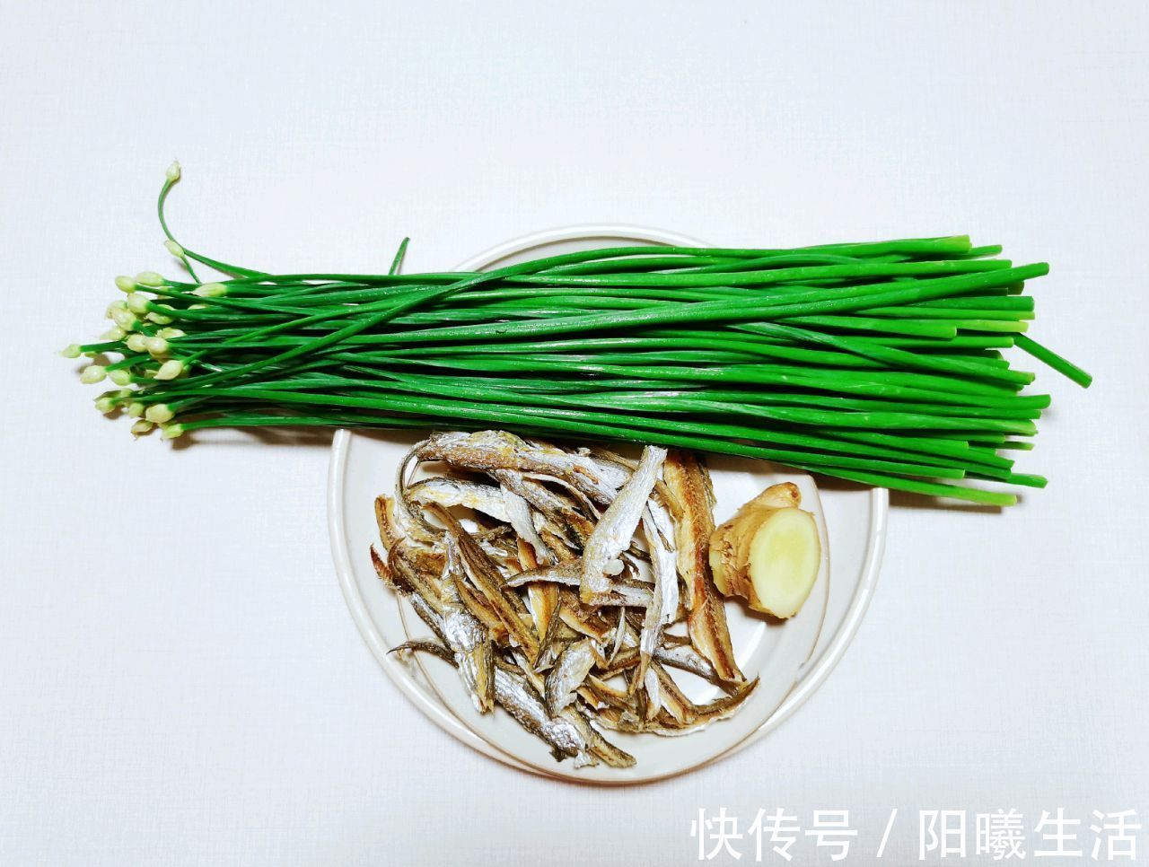 炒制|韭菜苔炒小鱼干,美味可口,营养健康