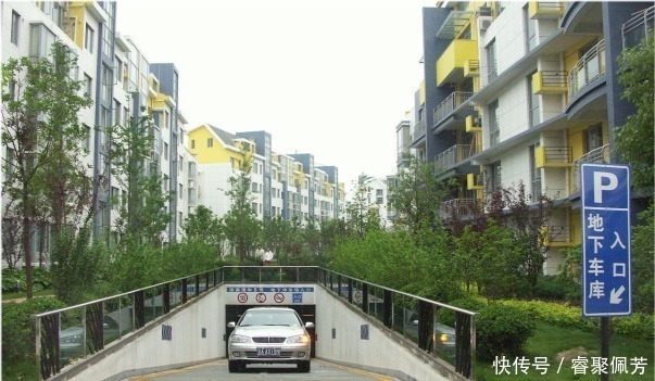 车位|纠结:买房时要不要把车位一起买了?内行给出3点建议,非常实用