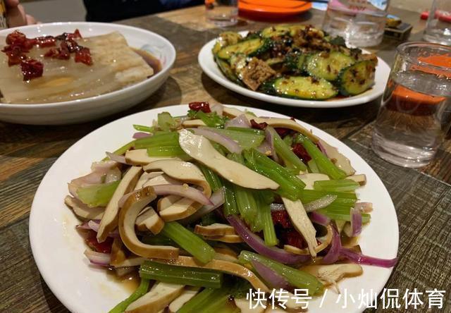 三人去小馆子吃饺子，点了3个凉菜，晒到朋友圈，大家说真豪横
