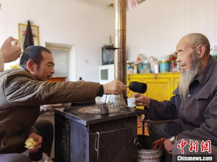 马忠|甘肃定西农村生活中的“老人与茶”：熬煮在罐罐里的岁月