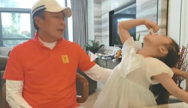 女儿|王楠5岁女儿喝茶豪爽连干2杯!富豪老公提醒,女儿:太磨叽了