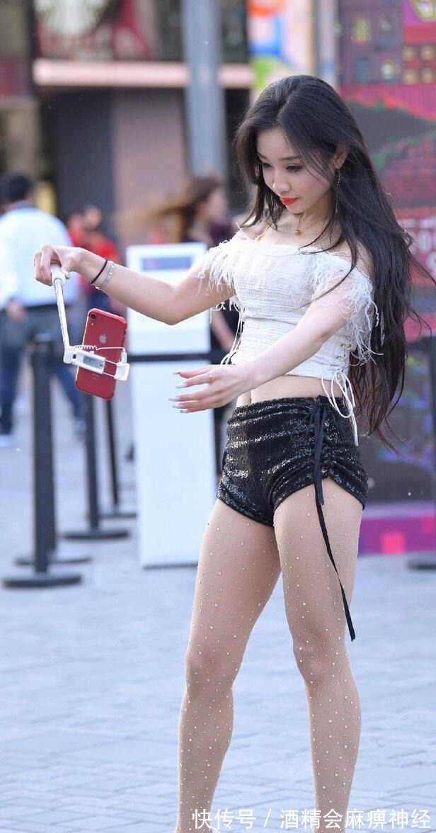 上衣 白色一字肩上衣搭配超短裤,妩媚又迷人,轻松变身街头美少女!