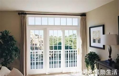 阳台上|阳台万万不要装推拉门,有钱人就不会这样做,后悔我家装太早了