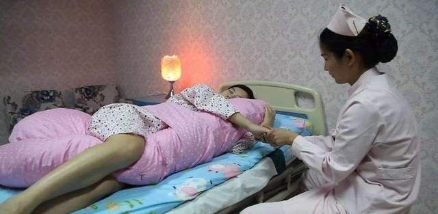 生产方式|国外孕妇都在用的“水中分娩”，真的适合中国产妇吗？看完秒懂