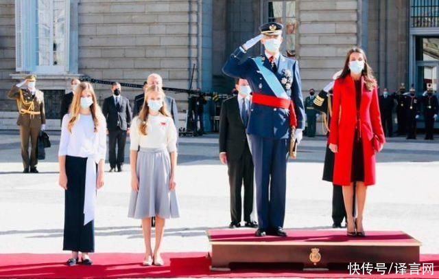 48岁西班牙王后格子外套配烟管裤亮相，穿平底鞋也挺拔，白发显眼