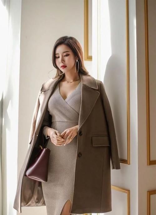 小姐姐 暖灰开叉柔裙,寻寻觅觅还是一个你,优雅美丽动人