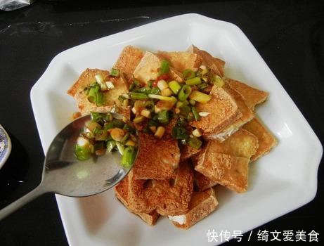 老小|豆腐别再煮着吃,试试这种新做法,豆腐也能金黄酥脆,老小抢着吃