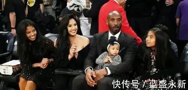 科比|有谁关注科比妻子瓦妮莎手腕里挎着的包!