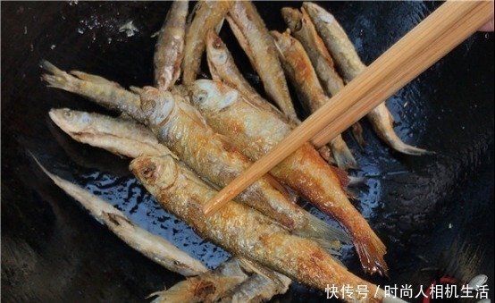 油温|煎鱼时，一定记得不要马上下锅煎，学会2个要点，鱼不粘锅不破皮