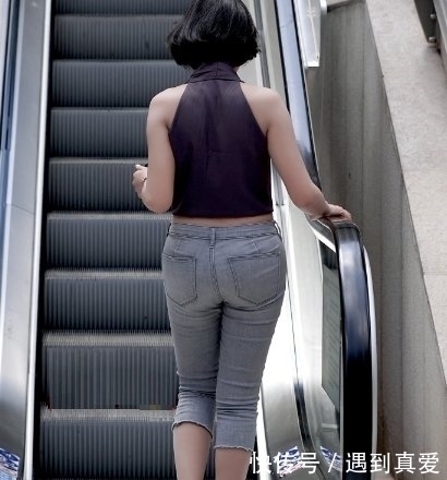 路人街拍,短发气质小姐姐,浅灰衣配搭牛仔裤让身形完美靓丽