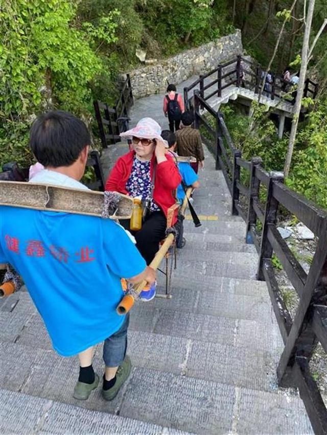 悬崖绝壁山村|悬崖绝壁山村，走出年收入近10万的峡谷轿夫