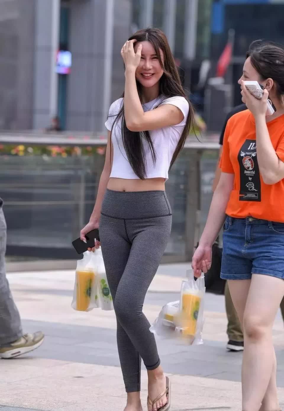 性感 穿灰色紧身打底裤的性感美眉, 笑起来眯着双眼蛮可爱的!