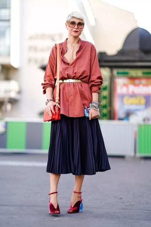 穿搭 小白鞋失宠了，现在最流行穿这双“奶奶鞋”，搭裙子裤子都时髦