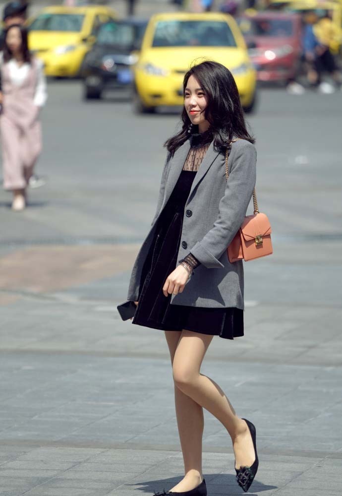 长裙 重庆街拍,蓝色牛仔外套搭配粉色荷叶边长裙,清新文艺显气质