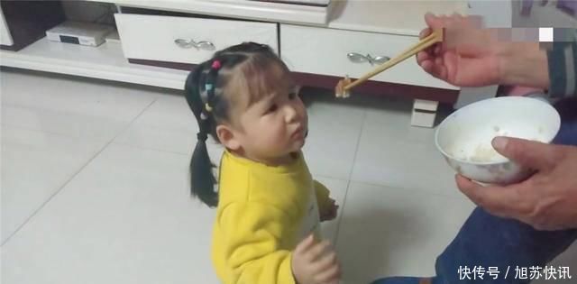 猪猪侠|女儿不老实吃饭,爸爸拎着“扫帚”冲进屋,随后的操作让妈妈笑翻