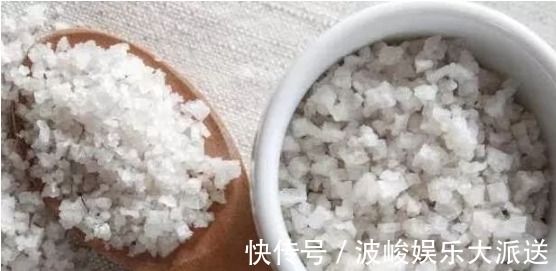 泥垢|螨虫堵塞背后毛孔时，会出现4个明显特征！来学3招除螨
