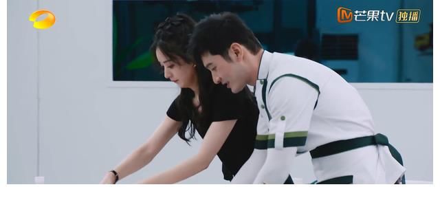 黃曉明|《中餐廳》趙麗穎重磅回歸，與黃曉明互動不見生疏，或成收視救星