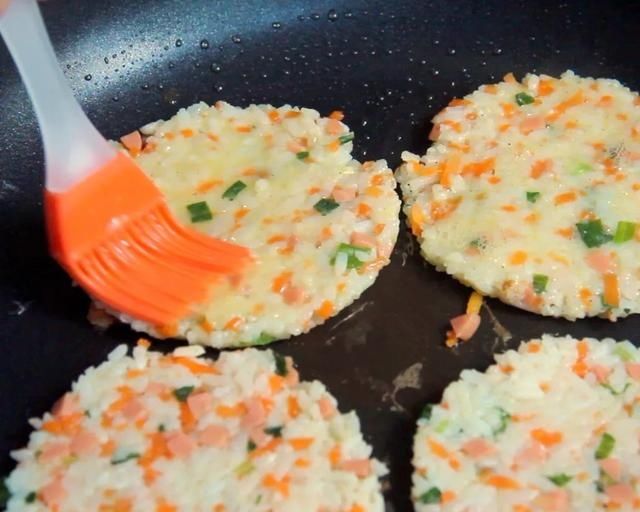 早餐|剩米饭这样做早餐,喷香焦脆,大人小孩都爱吃