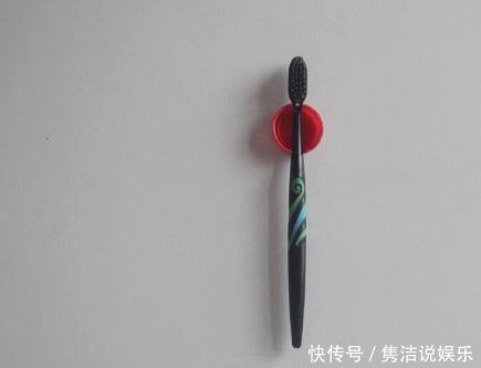 卫生间挂钩别花钱买了，只需一个瓶盖就搞定，比买来的还要实用