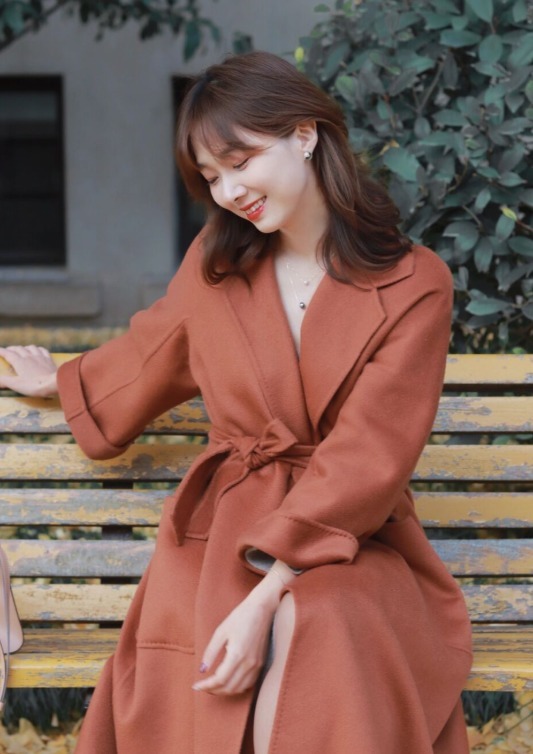 小蛮腰 穿大衣不要只会敞开穿了,搭配腰带保暖显瘦又高级,谁穿都好看