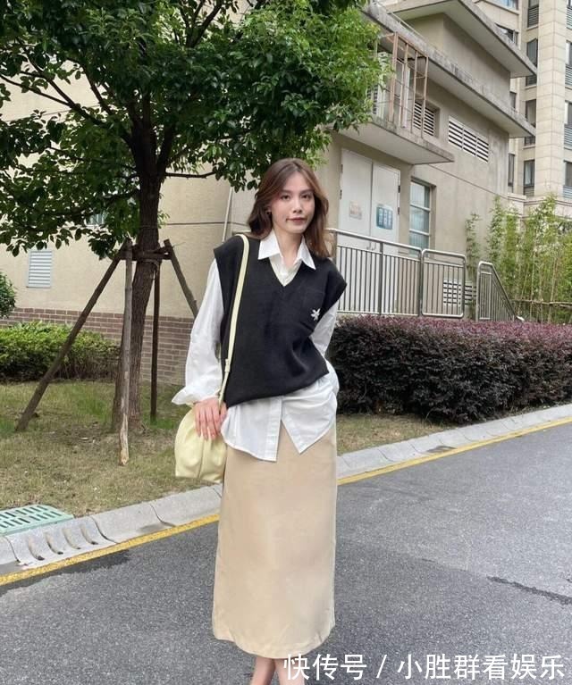 马甲 想显高显瘦不如试一下叠穿,毛衣马甲配白色衬衫和半身裙,超洋气