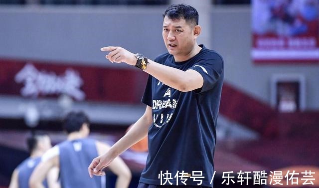 女足|山东男篮、足球两大标志性人物合影,郝伟在巩晓彬面前小鸟依人