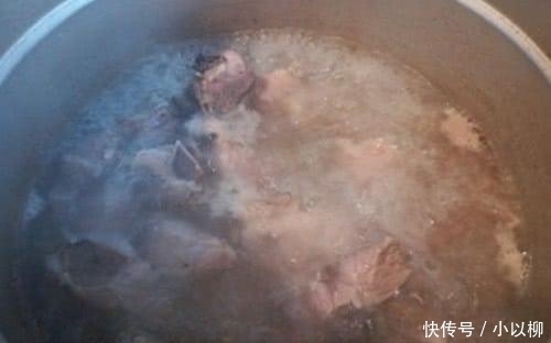 排骨焯水后为何又腥又硬,看看大厨都是怎么做的?