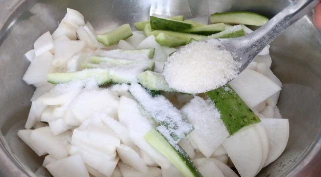 大厨不外传的秘制腌萝卜配方,鲜嫩脆爽,开胃解油腻,比吃肉还香