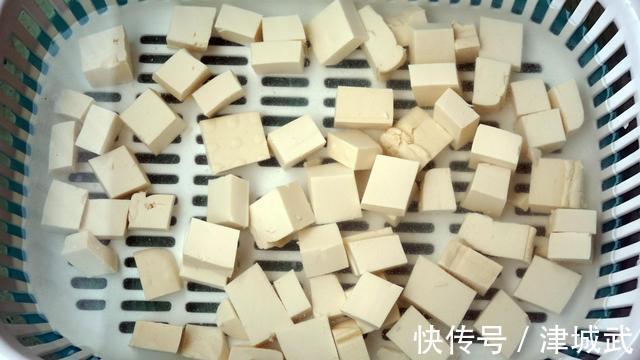 萝卜和它一起炖，味道特别鲜！热腾腾端上桌，营养下饭，吃完暖和