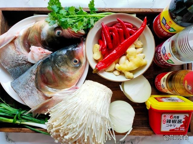 降温了，在家秘制一锅鱼头煲，鲜香入味又下饭，上桌夫妻俩抢着吃