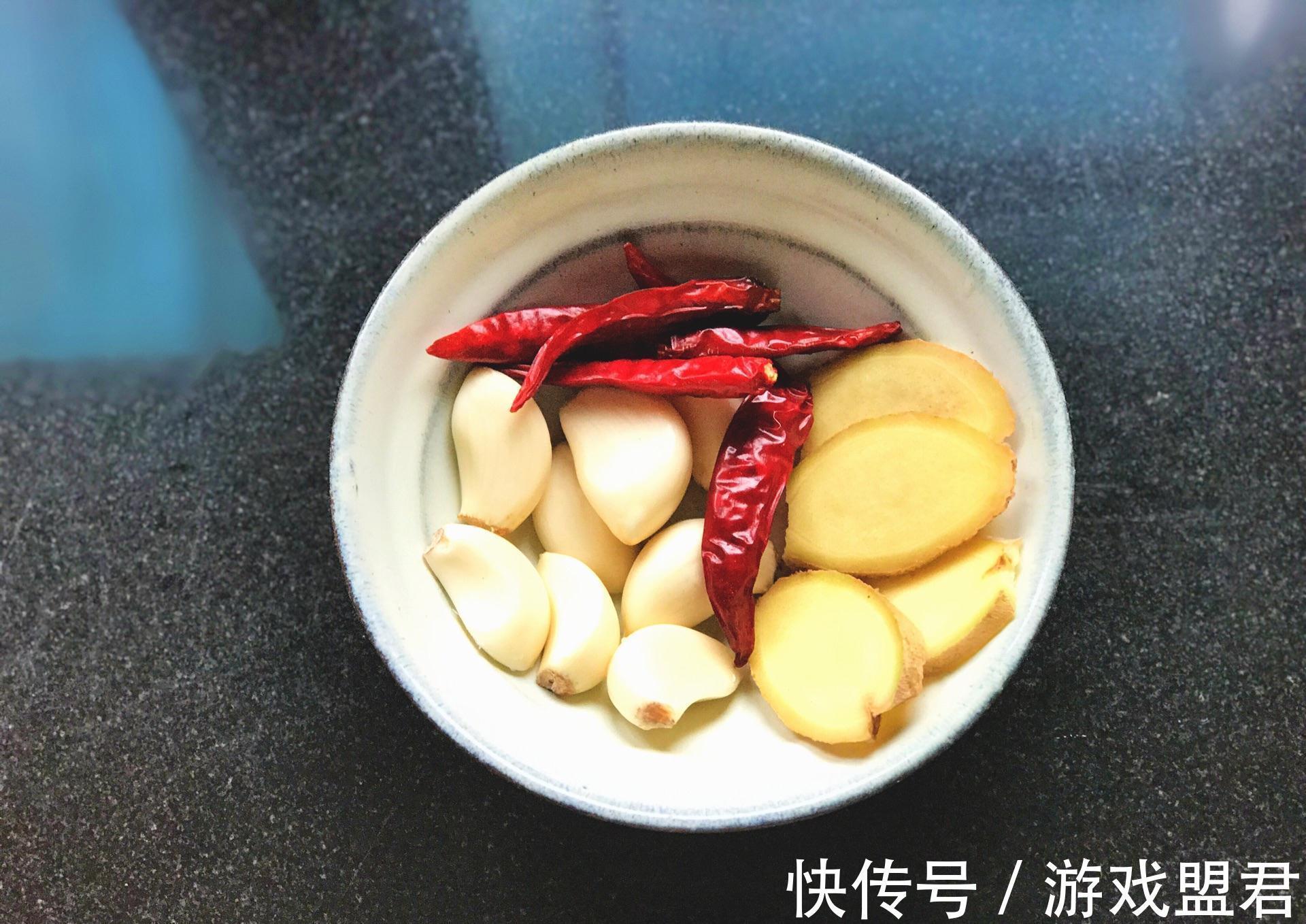 适合天冷吃的一道家常菜,配料方法简单,开锅浓香四溢