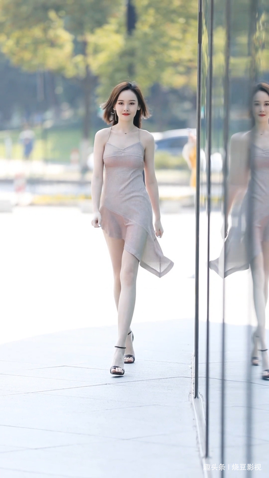 连衣裙|街拍颜值超高的美女,身穿一袭肉色连衣裙,大长腿一览无遗