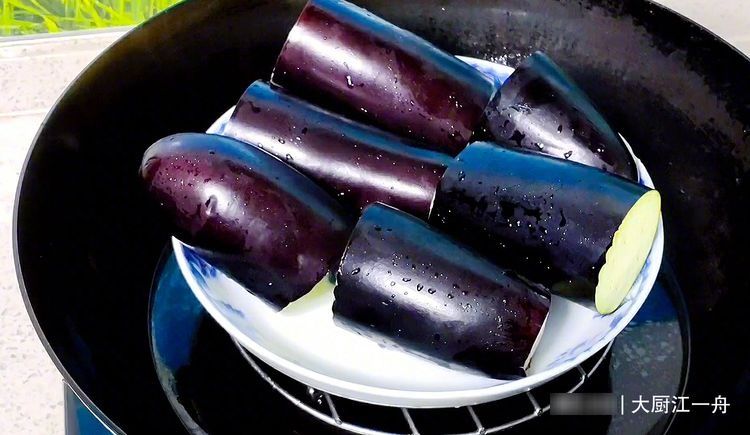 茄子|蒸茄子,切记不要直接上锅蒸,多加1步,鲜嫩入味不变色,真解馋