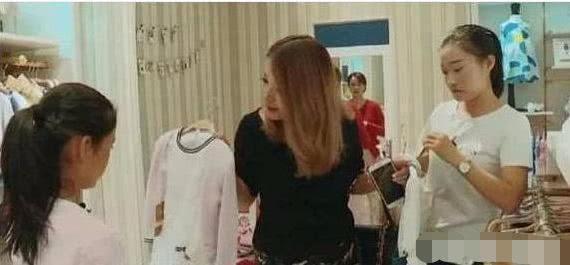 双胞胎女儿|双胞胎女儿,一个奶奶带一个妈妈带,3年后的差距明眼人一看便知