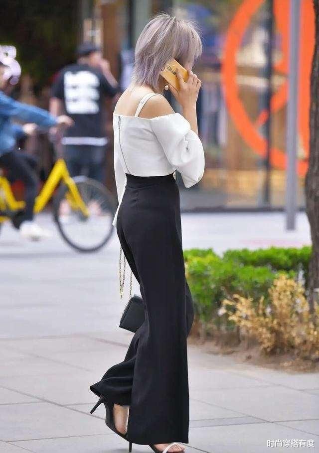 魅力动人的打底裤装扮很有时尚感，透出完美的成熟感，时尚魅力