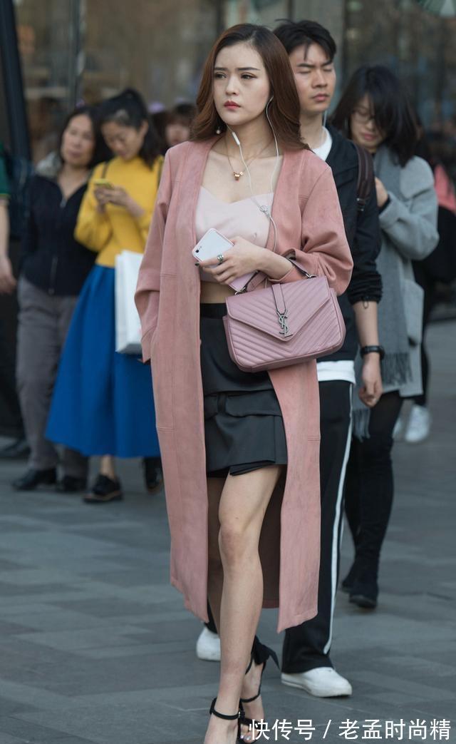 百褶裙|街拍:连衣裙的搭配美丽又随性,尽显极致女人魅力,让你充满时髦感