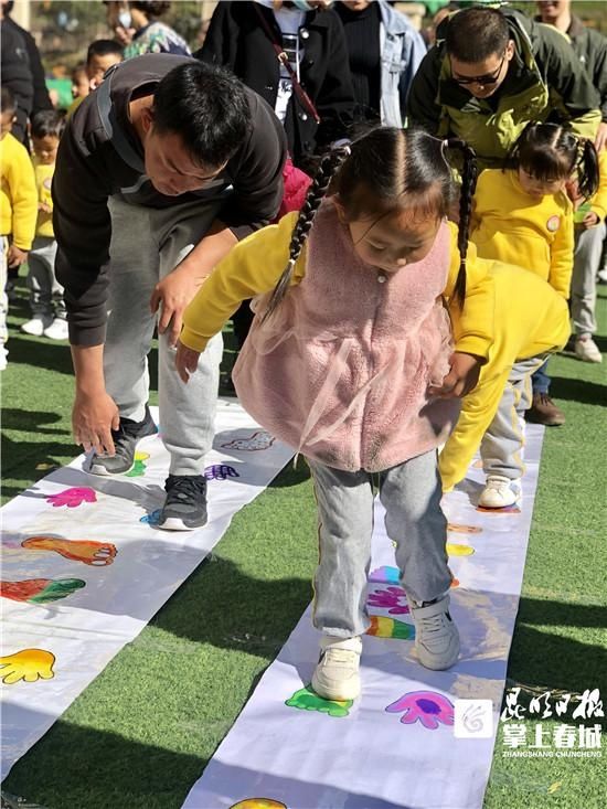 孩子|七彩手摇花、圈圈乐、沙锤操……萌娃玩转亲子游戏