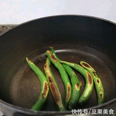 5分钟就能做好的青线椒拌皮蛋，简单又好吃