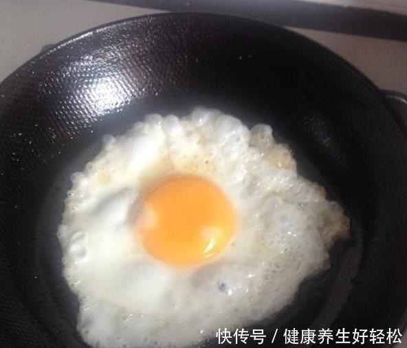 大厨说荷包蛋想煎“漂亮”,别直接下锅!多加2步鸡蛋又圆又嫩