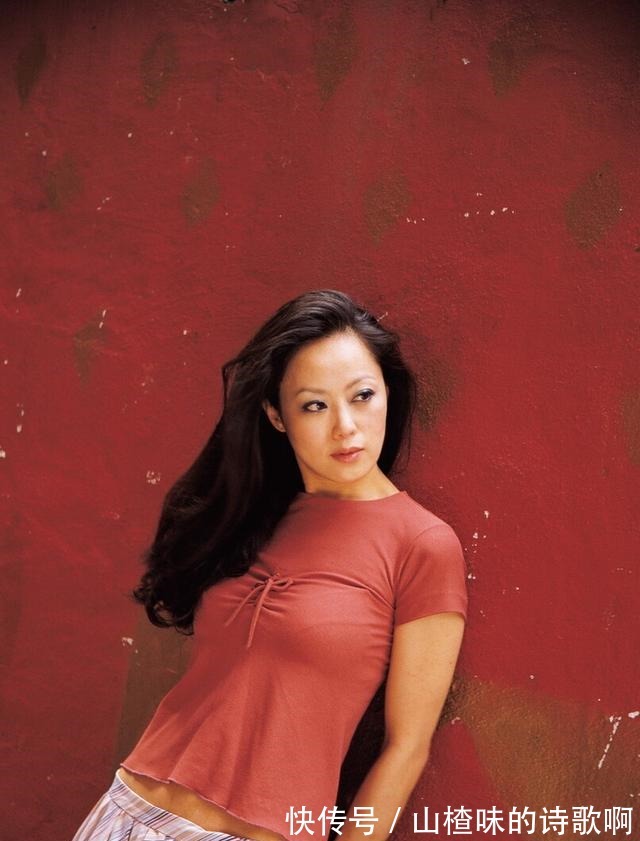 身材 章小蕙真有贵妇范,轻薄裙装点缀刺绣装饰,秀出丰润身材好迷人