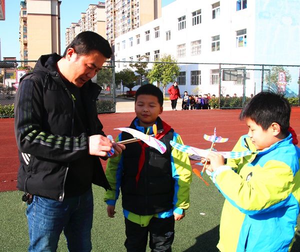 健康路小学|健康路小学组织学生到迎江区活动中心开展实践体验活动