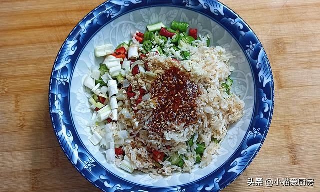 辣椒|用辣椒和虾皮一起制作成凉拌菜，做法简单，成菜香辣好吃下饭过瘾