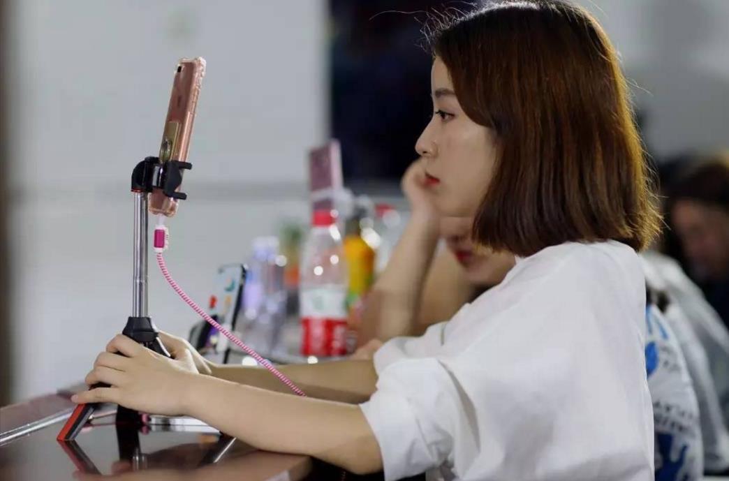 |00后靠“拍段子”收获600万粉丝,月入70万,评论区骂声一片