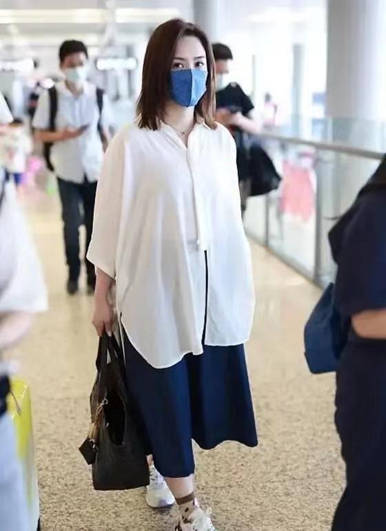 微胖|阿Sa阿娇走机场气质全开!穿白色上衣搭配阔腿裤简约高级,超好看