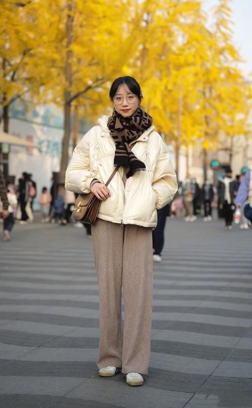 火了一款裤子叫“毛线裤”，柔软舒适，配大衣羽绒服都好看